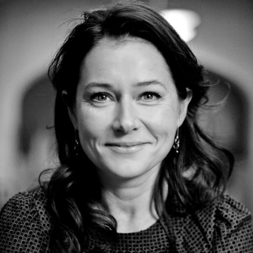 How tall is Sidse Babett Knudsen?